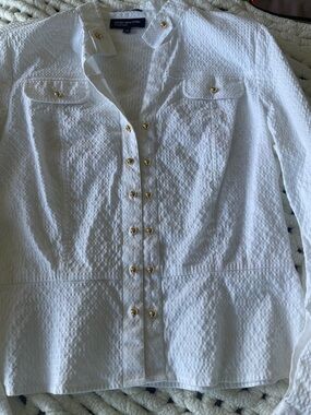 Jones New York White Seersucker button Front Shirt with Goldtone Buttons. NWOT